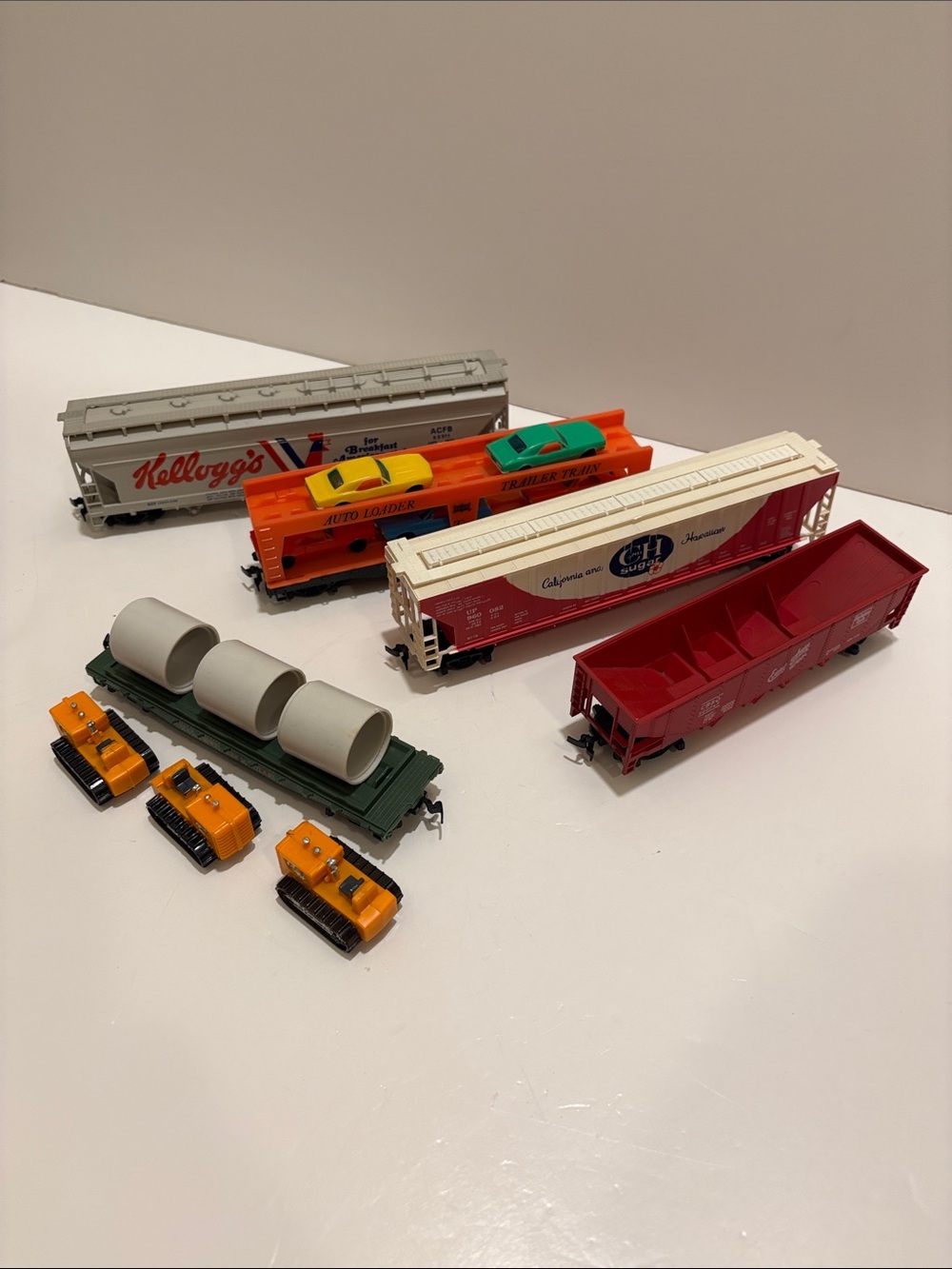 Tyco HO scale model train cars, lot of 5.